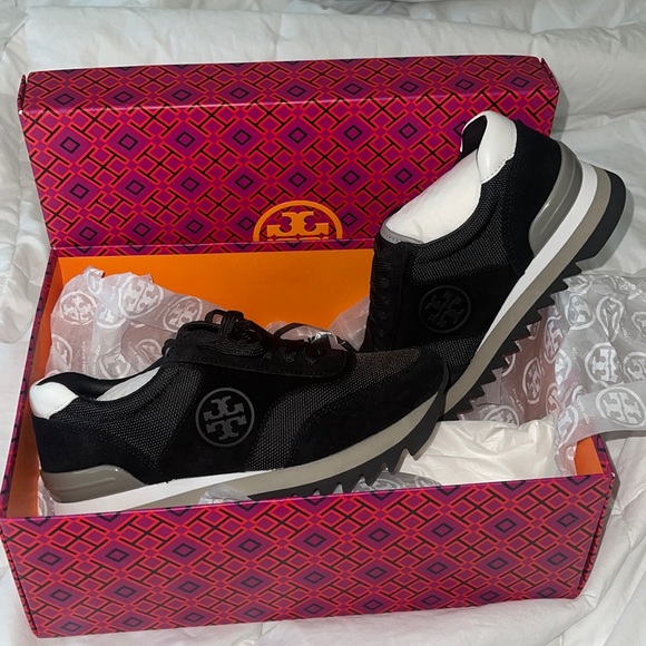 Tory Burch Sawtooth Logo Sneaker
Size 5
Perfect Black/Gray/White - Picture 1 of 1